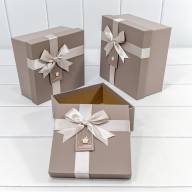 Коробки Квадратные Набор 1/3 19*19*9,5 с бантом и цветочком Серый 1/18 Арт: 721629/1 - Коробки Квадратные Набор 1/3 19*19*9,5 с бантом и цветочком Серый 1/18 Арт: 721629/1