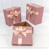 Коробки Квадратные Набор 1/3 19*19*9,5 с бантом и цветочком Лиловый 1/18 Арт: 721629/2 - Коробки Квадратные Набор 1/3 19*19*9,5 с бантом и цветочком Лиловый 1/18 Арт: 721629/2